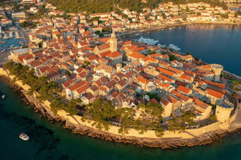 Luchtfoto van de stad Korcula op het eiland Korcula, Adriatische Zee, Kroatië