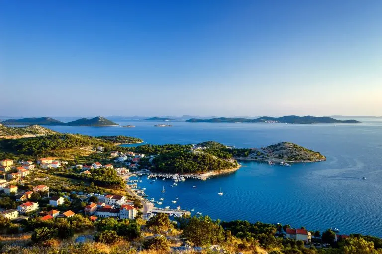 Erstaunliche Kornati-Inseln in Kroatien. Nördlicher Teil von Dalmatien. Sonniges Detail der Meereslandschaft von Zadar bis Sibenik.