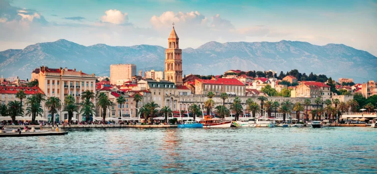 Kleurrijk avondpanorama van de stad Split met het paleis van Diocletianus. Schitterend zomers zeegezicht van Adriatische zee, Kroatië, Europa. Prachtige wereld van mediterrane landen. Reizend concept achtergrond.