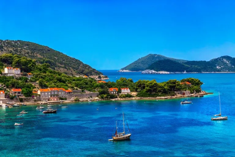 Kroatië. Zuid-Dalmatië - Eiland Elaphiti. Het eiland Kolocep (Kalamota, Calamotta) vlakbij de stad Dubrovnik. Donje Celo nederzetting