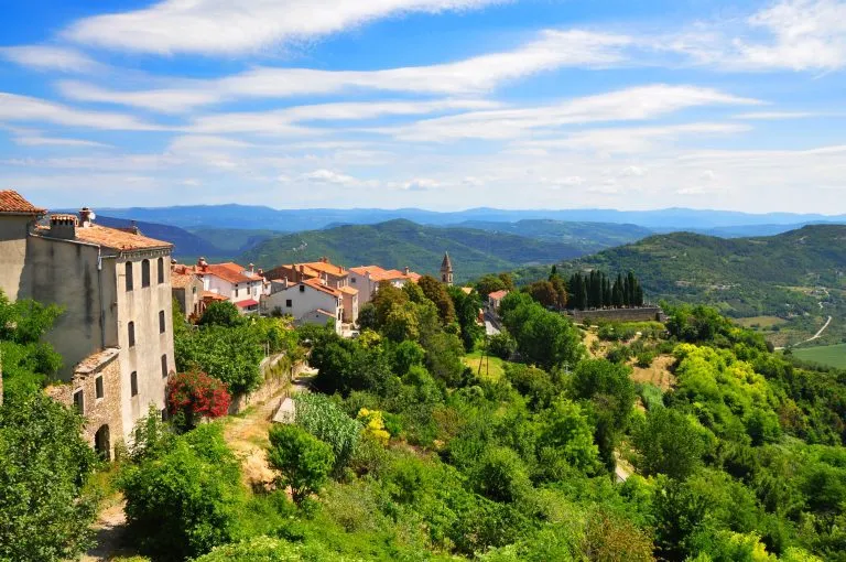 Motovun Stadt und Landschaft schöne Aussicht auf die istrische Natur von Motovun Dorf