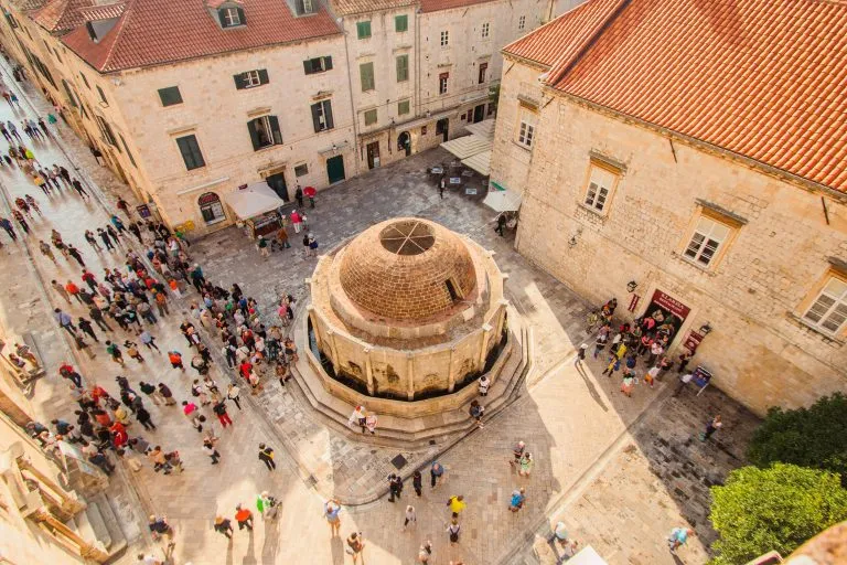 9 oktober 2015: Onofrio fontein in Dubrovnik, Kroatië, omringd door toeristen