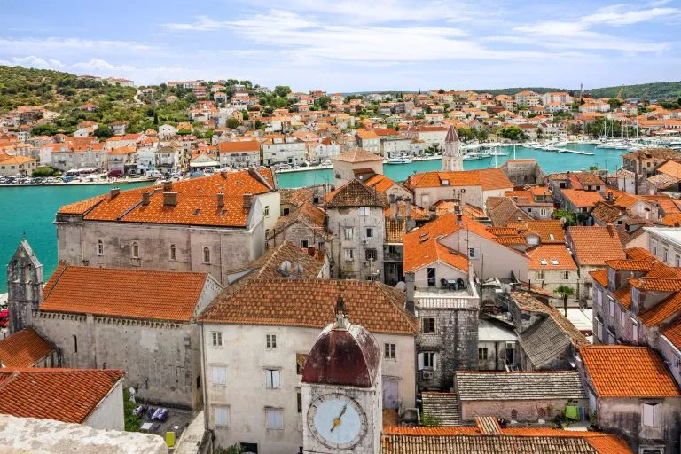 Panoramablick auf die Stadt Trogir, Kroatien Trogir. Kroatische Touristenstadt