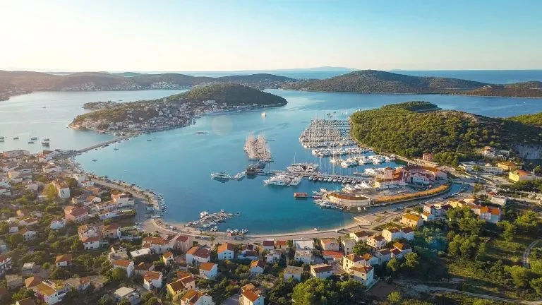 Luchtfoto van Yacht Club en jachthaven in Kroatië, 4K. Frapa